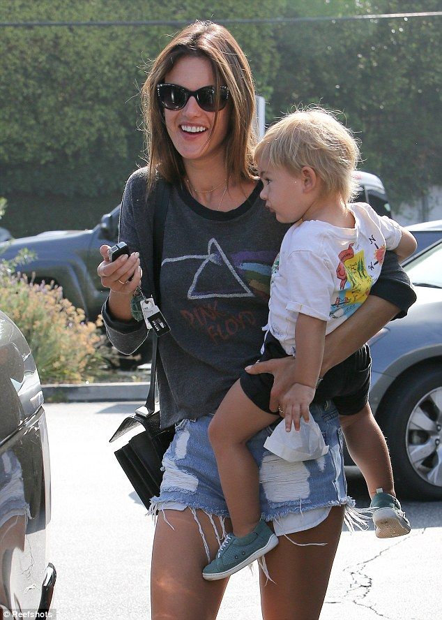 Η Αλεσάντρα Αμπρόσιο αγκαλιά με το ξανθό αγγελούδι της (φωτογραφίες)