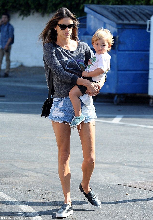 Η Αλεσάντρα Αμπρόσιο αγκαλιά με το ξανθό αγγελούδι της (φωτογραφίες)