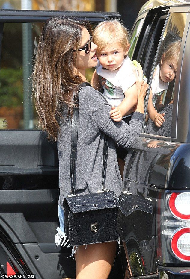 Η Αλεσάντρα Αμπρόσιο αγκαλιά με το ξανθό αγγελούδι της (φωτογραφίες)