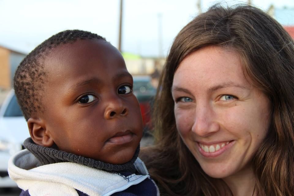 Νεαρό ζευγάρι Ελλήνων θέλει να αλλάξει τον κόσμο και «μεταδίδει» την ελπίδα (εικόνες και βίντεο)