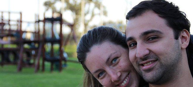 Νεαρό ζευγάρι Ελλήνων θέλει να αλλάξει τον κόσμο και «μεταδίδει» την ελπίδα (εικόνες και βίντεο)