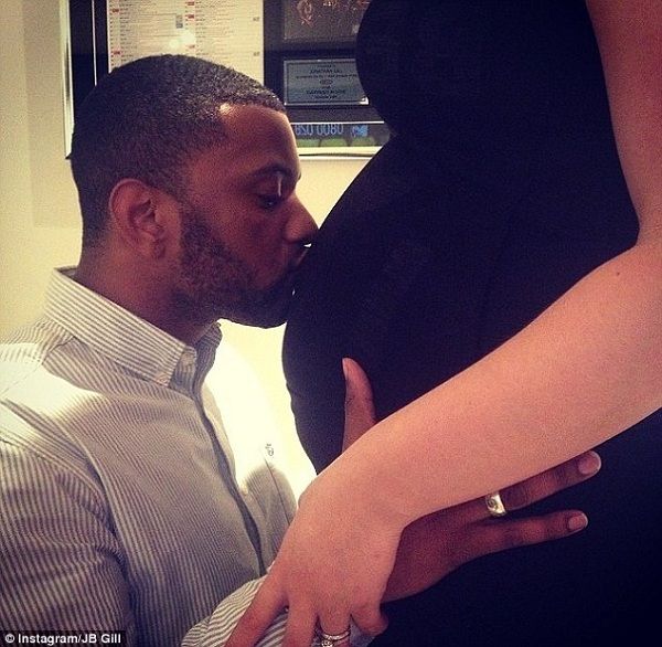 «Ανυπομονώ να γίνω μπαμπάς»! Πασίγνωστος τραγουδιστής θα αποκτήσει το πρώτο του παιδί (εικόνες)