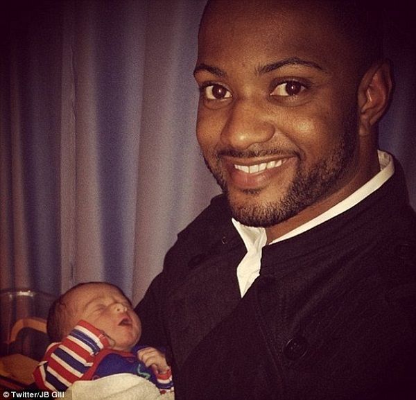 «Ανυπομονώ να γίνω μπαμπάς»! Πασίγνωστος τραγουδιστής θα αποκτήσει το πρώτο του παιδί (εικόνες)