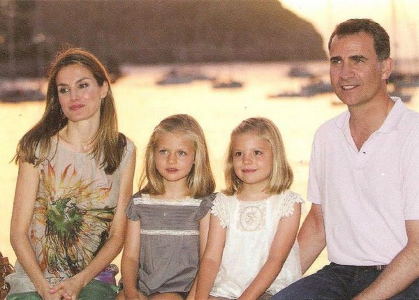 Το ξανθό κοριτσάκι με τα γαλάζια μάτια είναι η μικρότερη διάδοχος θρόνου της Ευρώπης! (εικόνες)