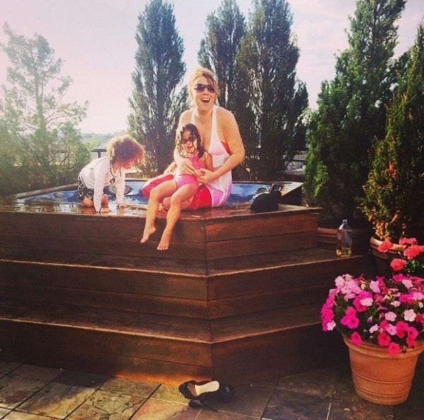 Πασίγνωστη τραγουδίστρια κάνει τζακούζι με τα παιδιά της και «τρελαίνει» το Ίνσταγκραμ! (εικόνες)