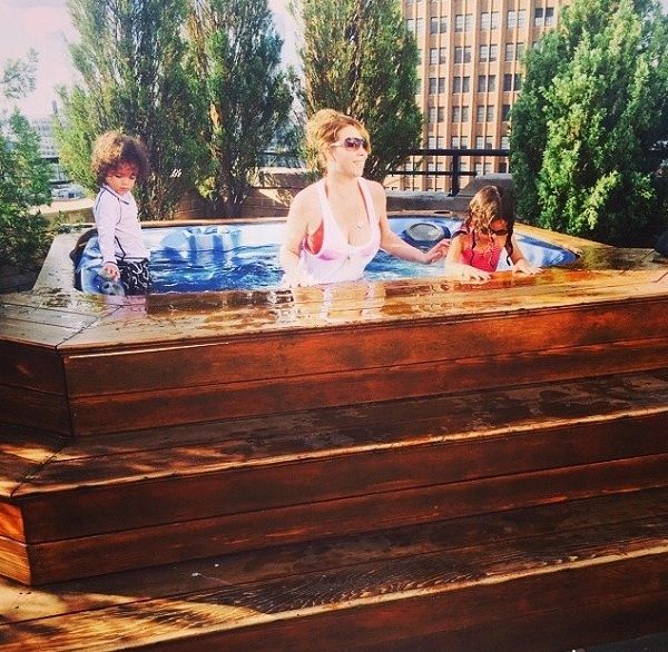 Πασίγνωστη τραγουδίστρια κάνει τζακούζι με τα παιδιά της και «τρελαίνει» το Ίνσταγκραμ! (εικόνες)