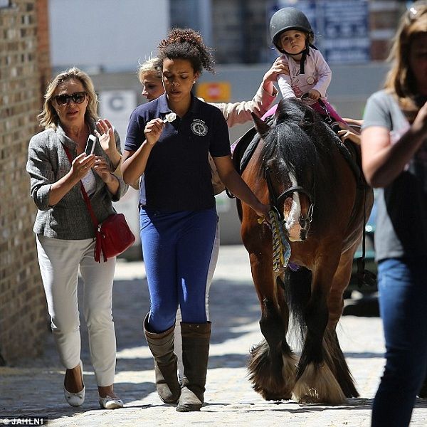 Απίστευτο πόσο μεγάλωσε! Κόρη πασίγνωστων ηθοποιών κάνει ιππασία! (εικόνες)