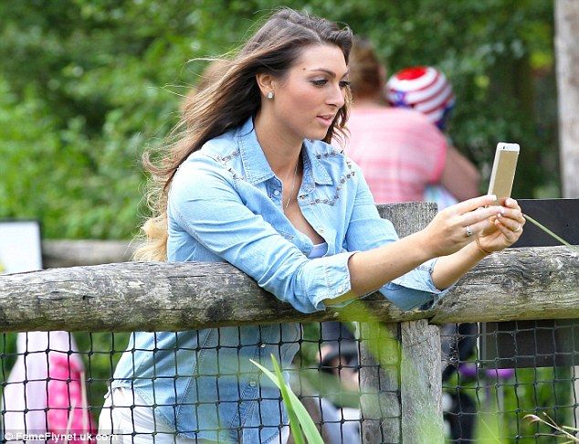 Είναι ολόιδια η διάσημη μαμά της! Μπορείτε να την αναγνωρίσετε; (εικόνες)