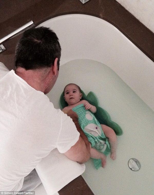 Αυτός είναι μπαμπάς! Κάνει μπάνιο το μωράκι του και «τρελαίνει» το Ίνσταγκραμ (εικόνες)