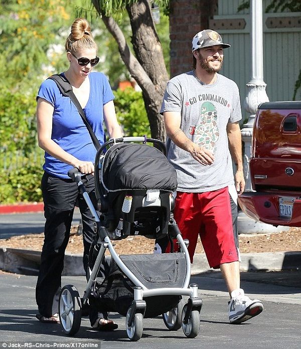 Η πρώτη της έξοδος με τον σύζυγό της 2 μήνες αφότου γέννησε! Σε ποιον μοιάζει το μωρό; (εικόνες)