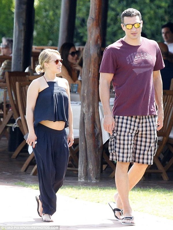 Για πρώτη φορά η διάσημη μαμά μας δείχνει τη φουσκωμένη της κοιλίτσα! (εικόνες)