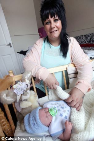 Απίστευτο: Αυτή η γυναίκα μεγαλώνει τέσσερα ...«κουκλιά»!