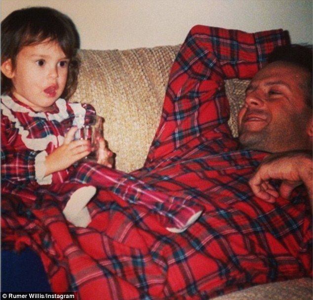 Τι τρυφερό! Μπαμπάς και κόρη φορούν ασορτί καρώ πιτζαμούλες!