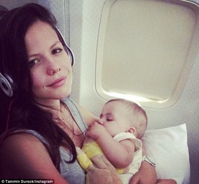 Με το αγγελούδι να κοιμάται στην αγκαλιά της βγάζει φωτογραφίες η διάσημη ηθοποιός εν ώρα πτήσης!