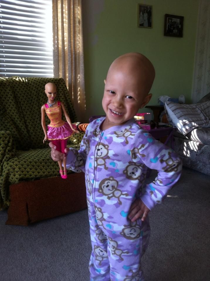Γνωρίστε την φαλακρή Μπάρμπι! Μια κούκλα χωρίς μαλλιά για τα κοριτσάκια που πάσχουν από καρκίνο (φωτογραφίες-βίντεο)