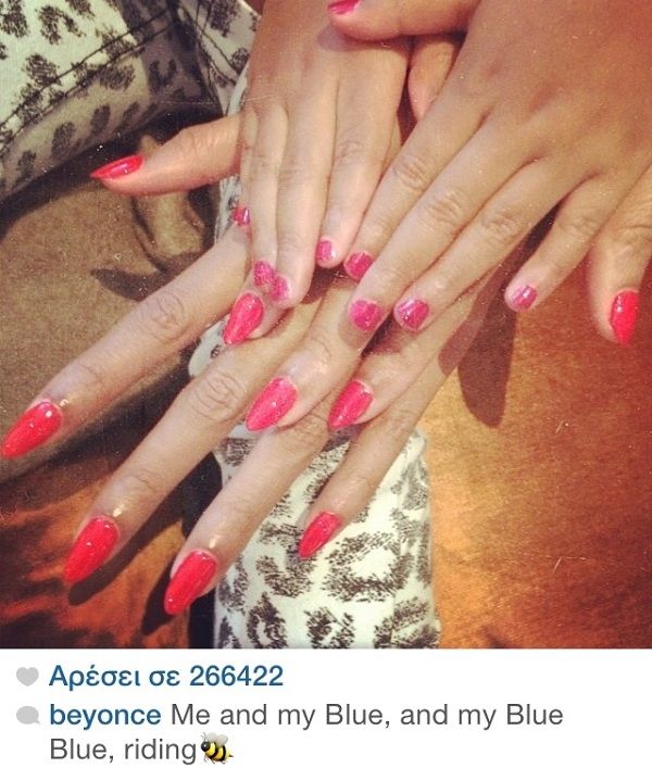 Πασίγνωστη μαμά έβαψε τα νύχια της κόρης της το ίδιο χρώμα με τα δικά της! (εικόνες)