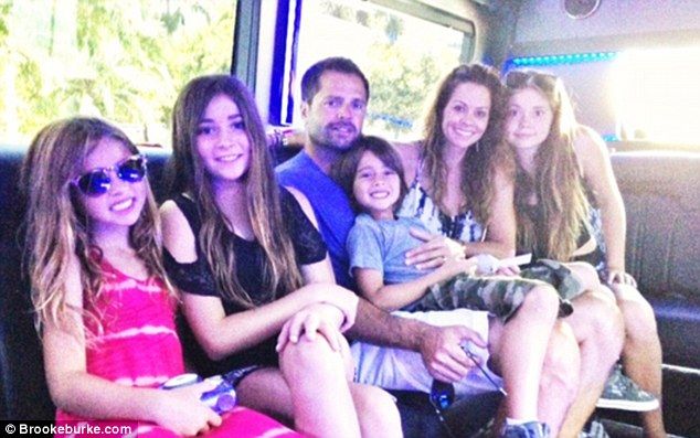 Βρείτε ποια είναι η μαμά! Αυτή με το μπλε ή αυτή με το κίτρινο μπικίνι;