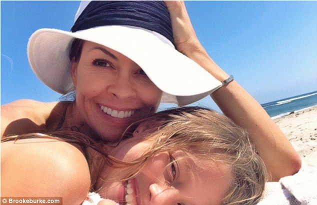 Βρείτε ποια είναι η μαμά! Αυτή με το μπλε ή αυτή με το κίτρινο μπικίνι;