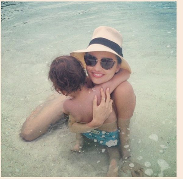 Δεν μπορεί να τον αποχωριστεί ούτε λεπτό! Είναι ο άντρας της ζωής της (εικόνα)