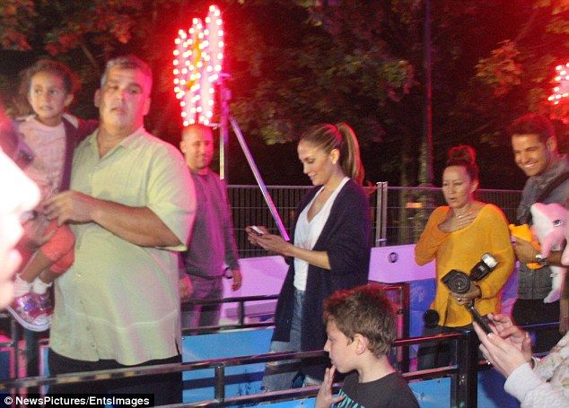 Τρελό κέφι! Δείτε την Τζένιφερ Λόπεζ στο λούνα παρκ με τα παιδιά της! (εικόνες)