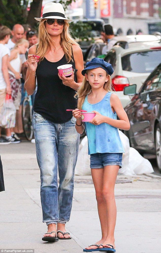 Aπολαμβάνει το παγωτό της παρέα με τα παιδιά της και όλα τα βλέμματα έπεσαν πάνω της! (φωτογραφίες)