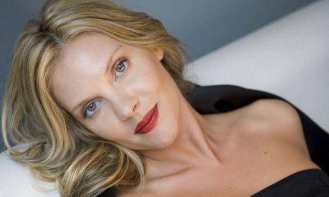 Κι όμως. Το παιδάκι της φωτογραφίας είναι κοριτσάκι κι είναι σήμερα Ελληνίδα παρουσιάστρια! (εικόνα)