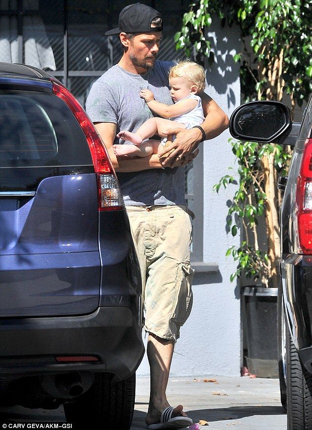 Μπαμπάς και γιος αγκαλιασμένοι, έτοιμοι για βόλτα!