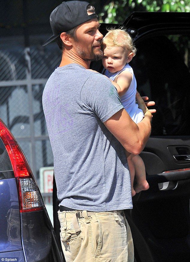 Μπαμπάς και γιος αγκαλιασμένοι, έτοιμοι για βόλτα!