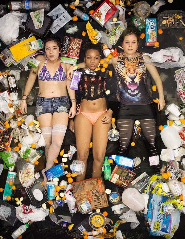 «Δείξε μου τα σκουπίδια σου να σου πω ποιος είσαι». Οικογένειες φωτογραφίζονται με τα απορρίμματά τους και προσπαθούν ν'αλλάξουν τον κόσμο