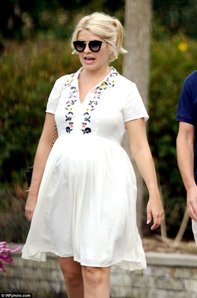 Έχετε δει πιο κομψή ετοιμόγεννη; Οι στυλίστες την θεωρούν την πιο καλοντυμένη έγκυο! (εικόνες)