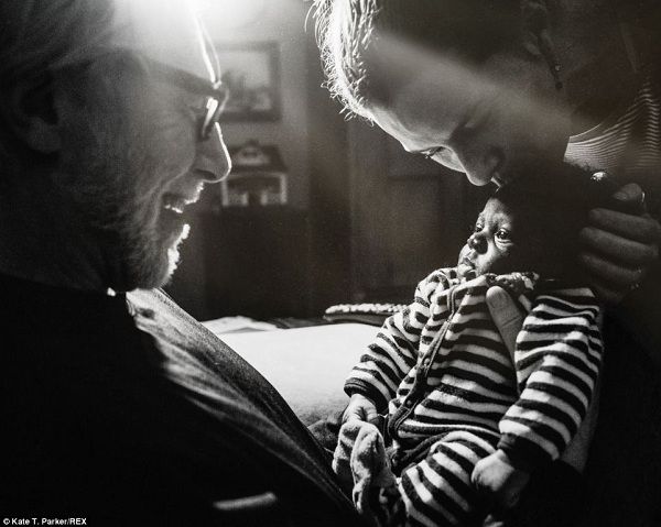 «Καλώς ήλθες στη ζωή μας!» Η ιστορία μίας υιοθεσίας μέσα από συγκλονιστικές φωτογραφίες