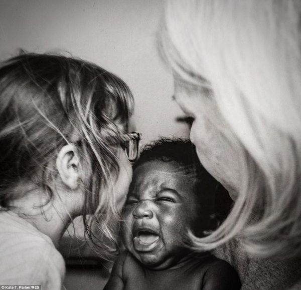 «Καλώς ήλθες στη ζωή μας!» Η ιστορία μίας υιοθεσίας μέσα από συγκλονιστικές φωτογραφίες