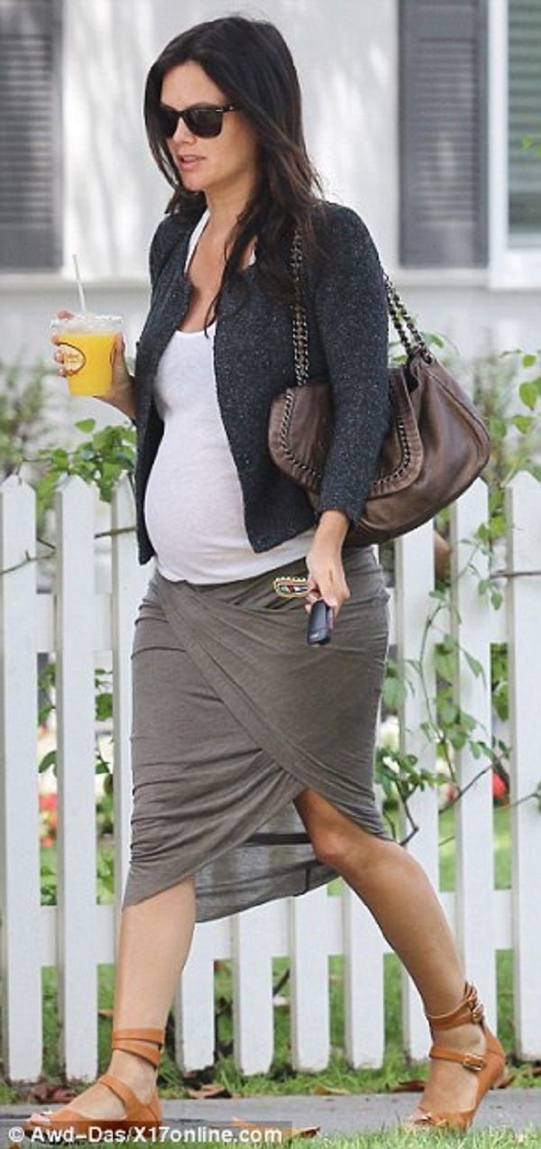 Διάσημη ηθοποιός κάνει βόλτα με τη μαμά της και μας δείχνει τη φουσκωμένη της κοιλίτσα! (εικόνες)