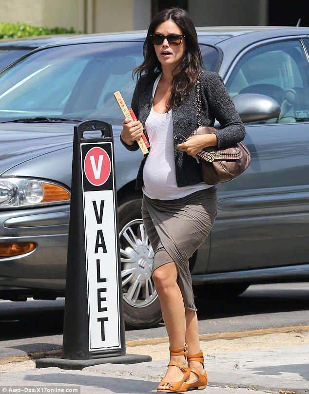 Διάσημη ηθοποιός κάνει βόλτα με τη μαμά της και μας δείχνει τη φουσκωμένη της κοιλίτσα! (εικόνες)