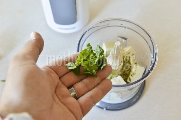 Συνταγή για υπέροχη σαλάτα με φρέσκα φασολάκια και σάλτσα φέτας από τον Γιώργο Γεράρδο