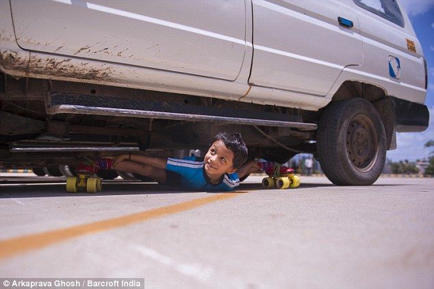 Με «μέσο» τα... πατίνια του αυτός ο 6χρονος Ινδός μπαίνει στο ρεκόρ Γκίνες! (φωτογραφίες και βίντεο)