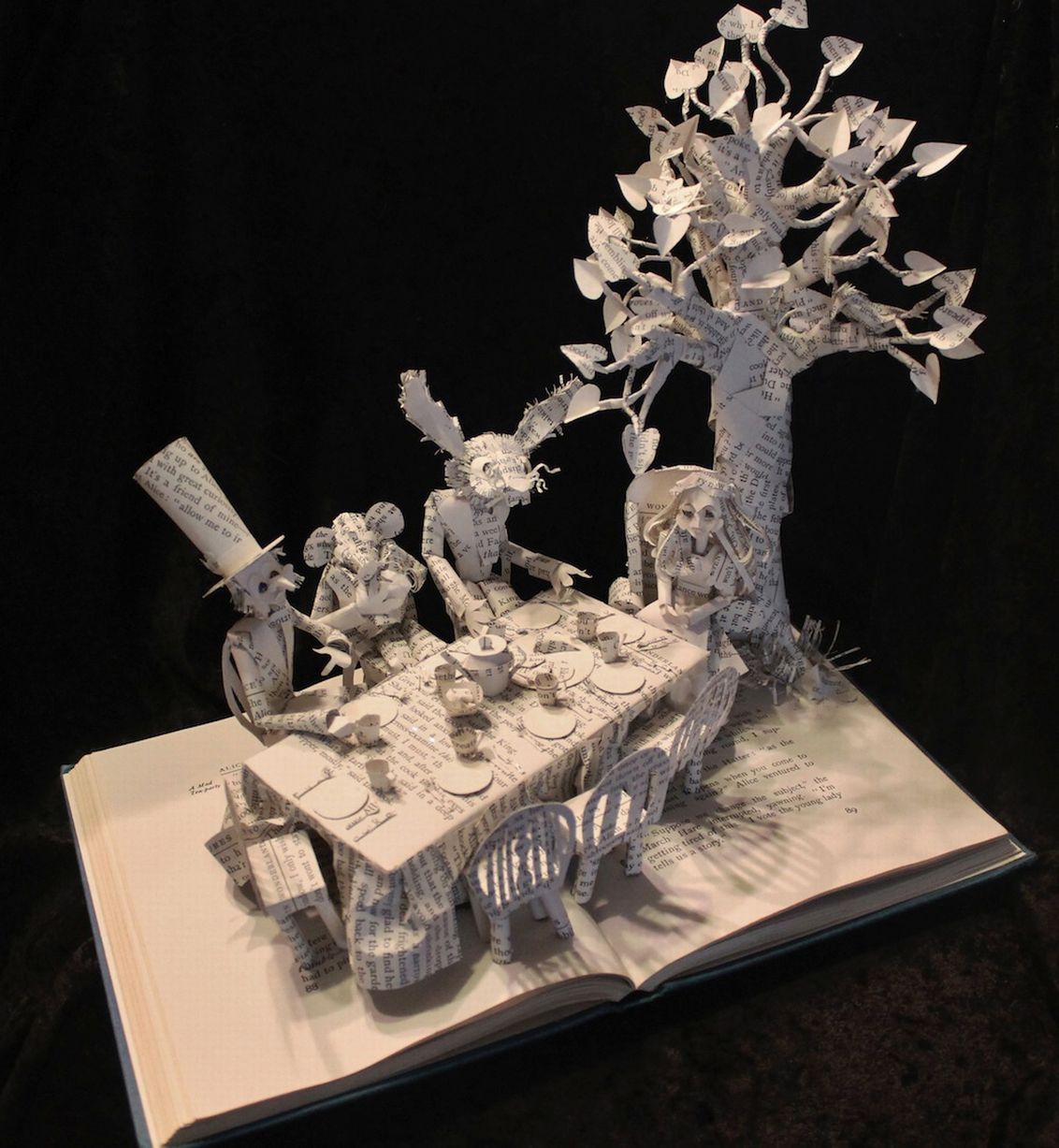 Καλλιτέχνης, δίνει νέα πνοή σε παλιά βιβλία φτιάχνοντας γλυπτά απο τις λέξεις!