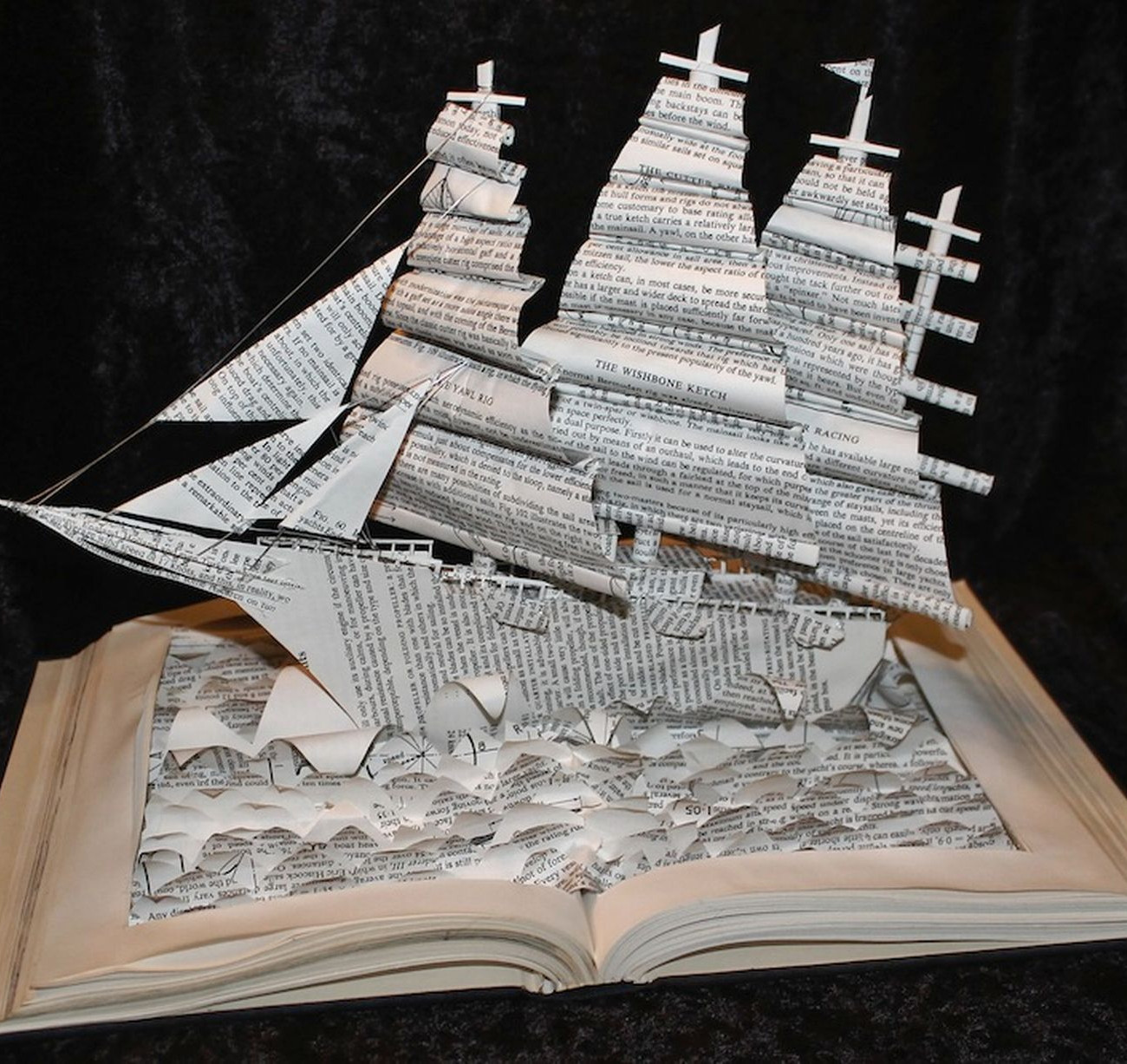 Καλλιτέχνης, δίνει νέα πνοή σε παλιά βιβλία φτιάχνοντας γλυπτά απο τις λέξεις!