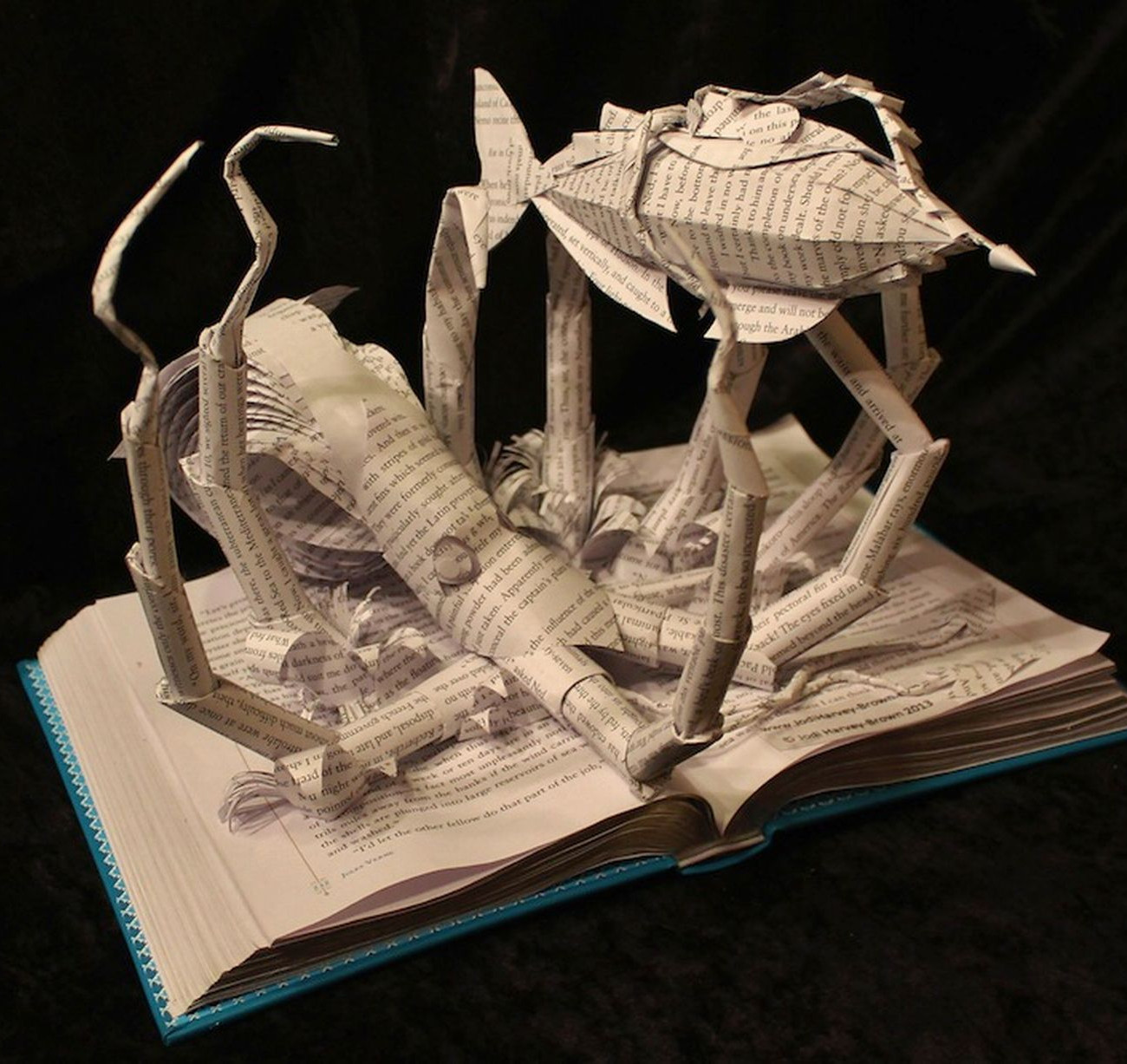 Καλλιτέχνης, δίνει νέα πνοή σε παλιά βιβλία φτιάχνοντας γλυπτά απο τις λέξεις!