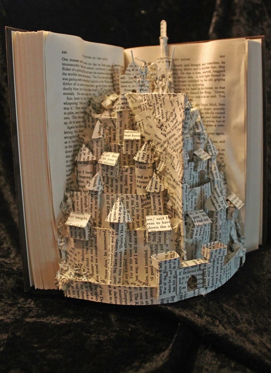 Καλλιτέχνης, δίνει νέα πνοή σε παλιά βιβλία φτιάχνοντας γλυπτά απο τις λέξεις!