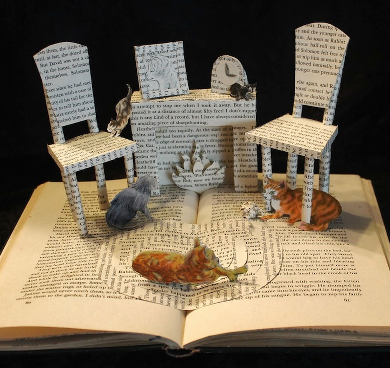 Καλλιτέχνης, δίνει νέα πνοή σε παλιά βιβλία φτιάχνοντας γλυπτά απο τις λέξεις!