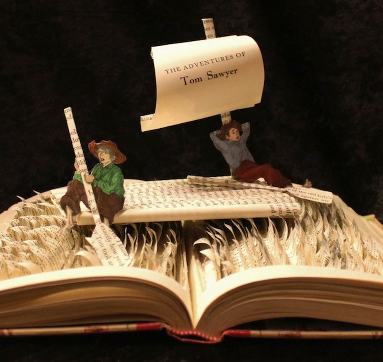 Καλλιτέχνης, δίνει νέα πνοή σε παλιά βιβλία φτιάχνοντας γλυπτά απο τις λέξεις!