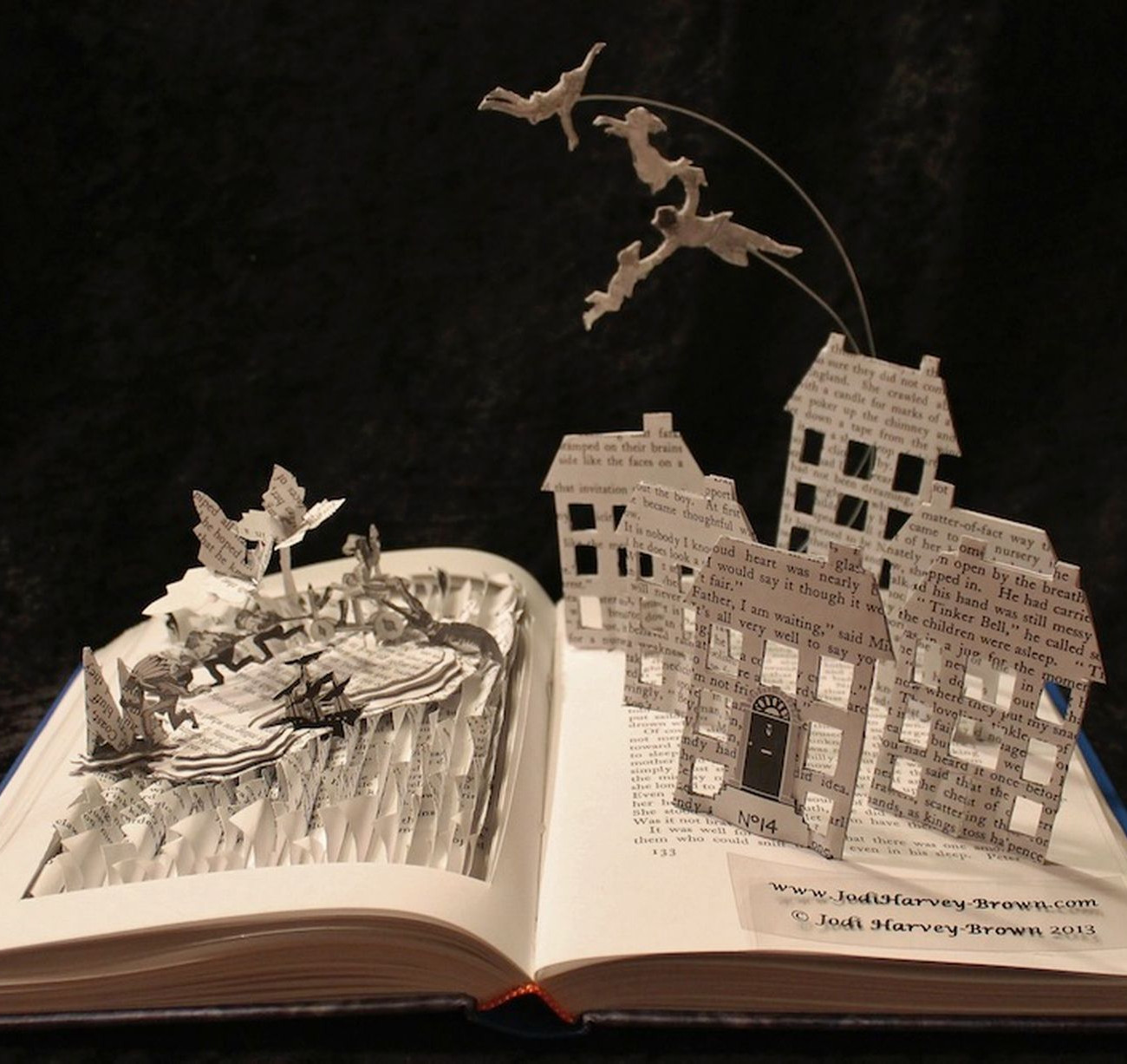 Καλλιτέχνης, δίνει νέα πνοή σε παλιά βιβλία φτιάχνοντας γλυπτά απο τις λέξεις!