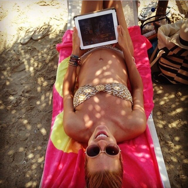 Οσο κι αν δεν της φαίνεται, αυτή η Ελληνίδα σελέμπριτι είναι 6 μηνών έγκυος!