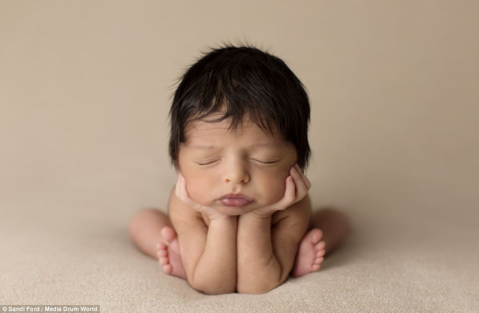 Θα «λιώσετε» με αυτές τις τόσο γλυκές φωτογραφίες νεογέννητων στην «αγκαλιά του Μορφέα»