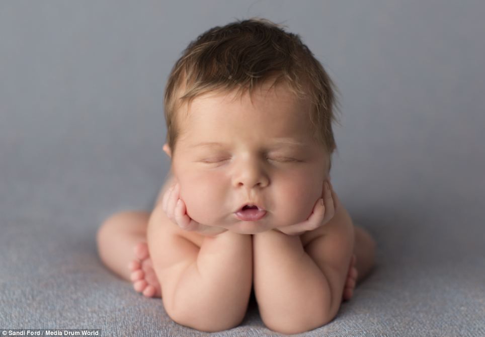 Θα «λιώσετε» με αυτές τις τόσο γλυκές φωτογραφίες νεογέννητων στην «αγκαλιά του Μορφέα»