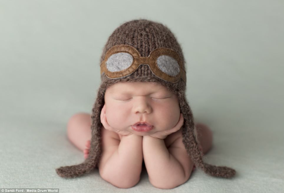 Θα «λιώσετε» με αυτές τις τόσο γλυκές φωτογραφίες νεογέννητων στην «αγκαλιά του Μορφέα»