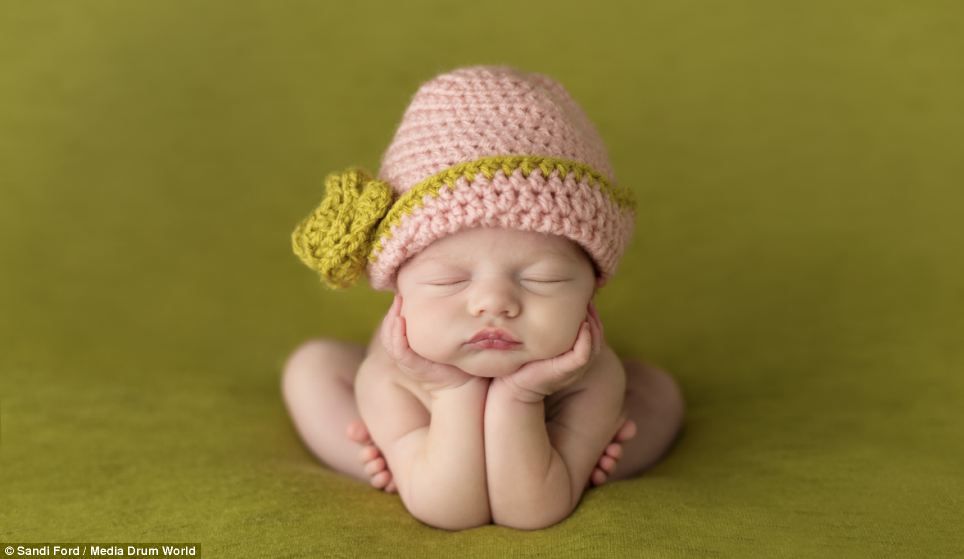 Θα «λιώσετε» με αυτές τις τόσο γλυκές φωτογραφίες νεογέννητων στην «αγκαλιά του Μορφέα»