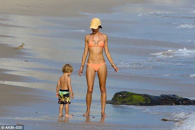 Αναγνωρίσατε την μαμά με το εκπληκτικό κορμί που παίζει στην παραλία με το γιο της; (φωτογραφίες)