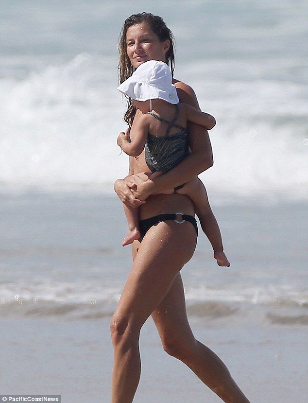 Με την μικρούλα της αγκαλιά απολαμβάνουν την θάλασσα. Για ποια πρόκειται;